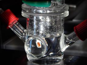 Extracting clean fuel from sunlight