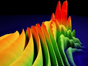 Separated only by quadrillionths of a second: Ultrashort flashes of light combined precisely and quickly