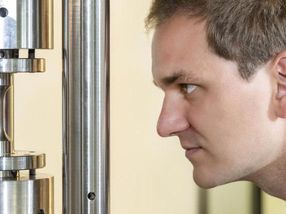 In the method, hydrogen is passed through a material sample from the inside. This significantly reduces the safety effort and thus the costs. Florian Konert (BAM) inspects the test setup.