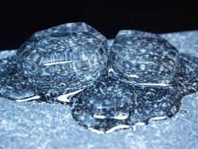 How does water melt? Layer by layer!