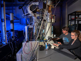 “Optical fingerprints” on an electron beam