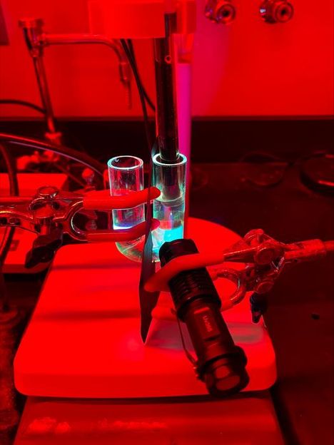 Self-powered pump harnesses light and chemistry to target, capture pollutants - Dartmouth team develops light-controlled pump with potential applications for environmental cleanup