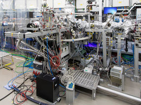 X-ray snapshot: How light bends an active substance