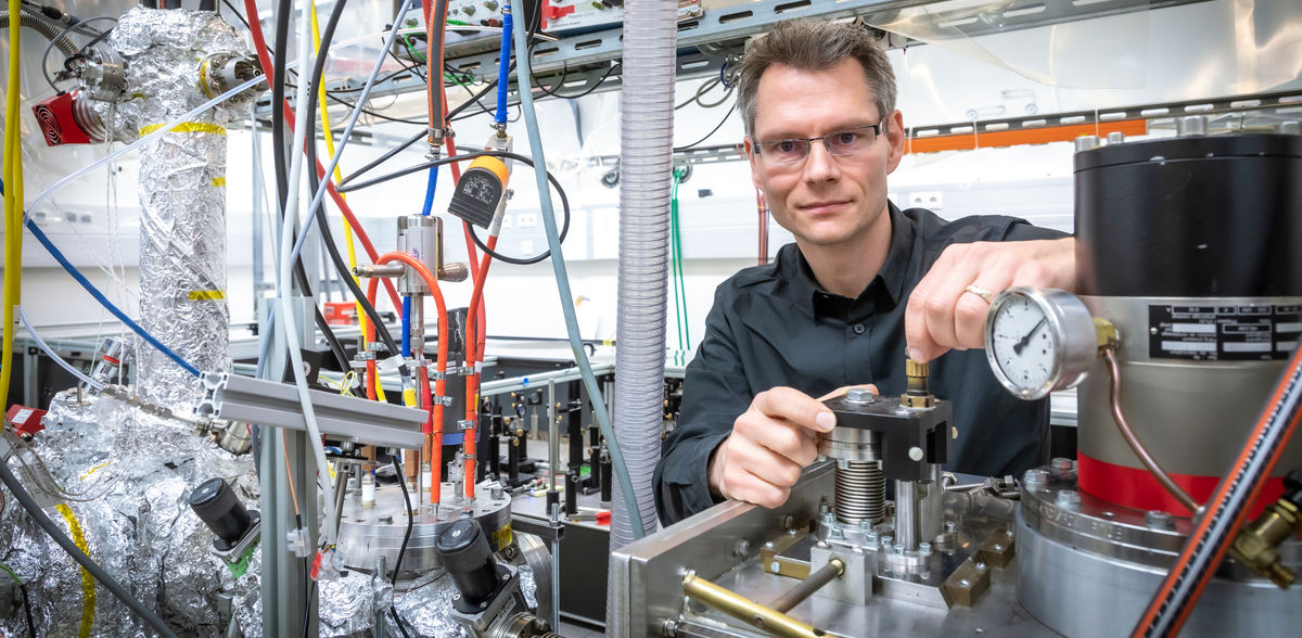 How chemical bonds are formed: Observing energy flow in real time