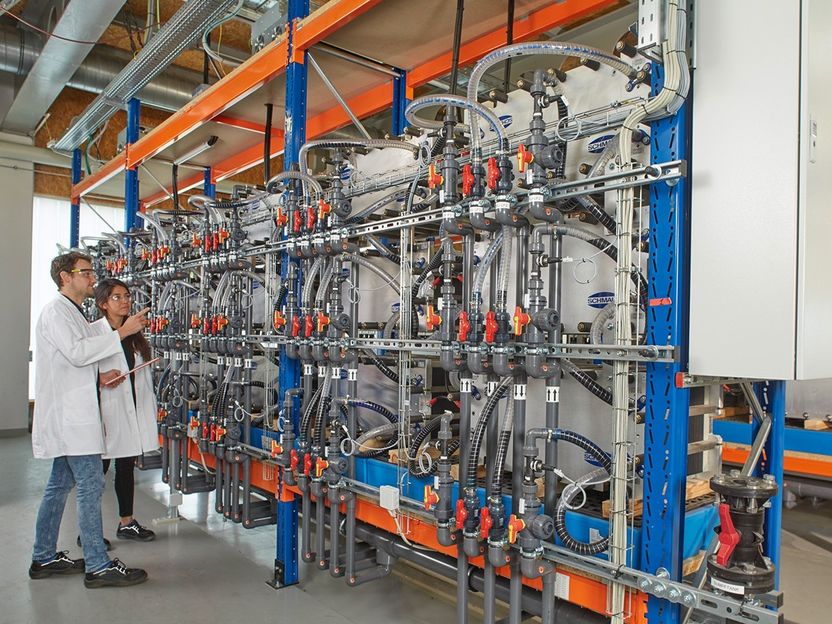 Renewable energy stored in a large-scale battery is introduced into the power grid on demand - Successful start to test operation at Fraunhofer ICT