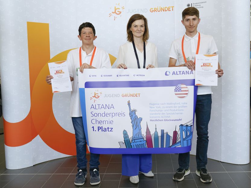Edible algae-based cups, designed to reduce plastic waste at sporting events - JUGEND GRÜNDET National Finals 2025: ALTANA Special Prize in Chemistry Awarded to Student Duo from Heilbronn